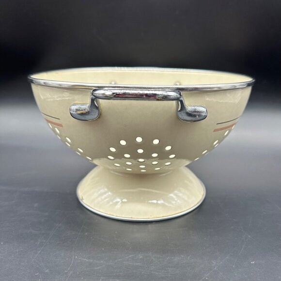 Vintage Colander Strainer 1980s Seashell Enamel Metal Cream Pink Nautical Beach - Picture 3 of 14